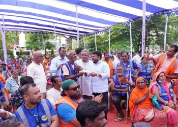 প্রধানমন্ত্রীর ঈদ উপহার পেলেন রাসিকের ১২৩৭জন পরিচ্ছন্নতাকর্মী, বিতরণ করলেন রাসিক প্রশাসক