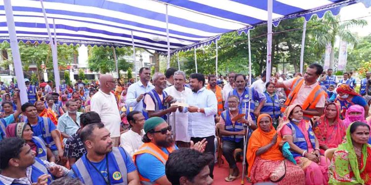 প্রধানমন্ত্রীর ঈদ উপহার পেলেন রাসিকের ১২৩৭জন পরিচ্ছন্নতাকর্মী, বিতরণ করলেন রাসিক প্রশাসক