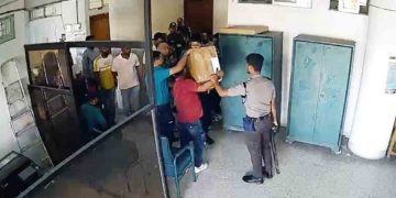 রাজশাহীতে আরডিএ ভবনে পুলিশের সামনেই টেন্ডার বাক্স ছিনতাই