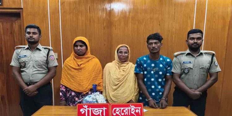 ভোলাহাটে হেরোইন ও গাঁজাসহ মা-ছেলেসহ একই পরিবারের ৩ জন আটক
