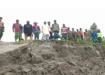 কুড়িগ্রামের দুধকুমার নদের ভাঙ্গন প্রতিরোধের দাবিতে ফুসে উঠেছে এলাকাবাসী