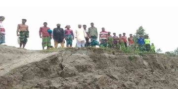 কুড়িগ্রামের দুধকুমার নদের ভাঙ্গন প্রতিরোধের দাবিতে ফুসে উঠেছে এলাকাবাসী