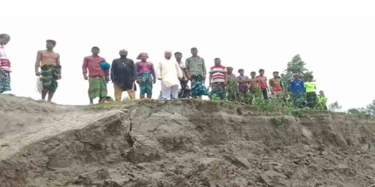 কুড়িগ্রামের দুধকুমার নদের ভাঙ্গন প্রতিরোধের দাবিতে ফুসে উঠেছে এলাকাবাসী