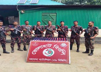 ভোলাহাট সীমান্তে অভিযানে ফেন্সিডিল এর বিকল্প ৯৬ বোতল নেশা জাতীয় Eskuf সিরাপ আটক 