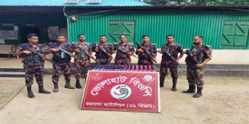 ভোলাহাট সীমান্তে অভিযানে ফেন্সিডিল এর বিকল্প ৯৬ বোতল নেশা জাতীয় Eskuf সিরাপ আটক 