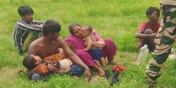 কুড়িগ্রাম সীমান্তে শুন্যরেখায় কাঁদছেন মা, এভাবে ফেলায় রাখিয়েন না, বাচ্চাগুলা মরে যাবে