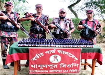 চাঁপাইনবাবগঞ্জ সীমান্তে অভিযানে বিপুল পরিমান ফেন্সিডিলের বিকল্প এস্কাফ সিরাপ জব্দ