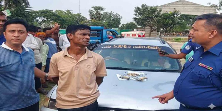 গোদাগাড়ীতে প্রাইভেটকারে অস্ত্রের চালান আটক, বিদেশি পিস্তল-গুলি উদ্ধার