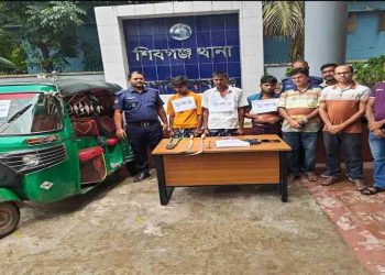 ডাকাতির প্রস্তুতিকালে ৩ জন ডাকাত গ্রেফতার,সিএনজি ও দেশীয় অস্ত্র উদ্ধার