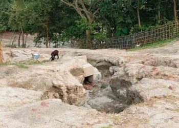 ৪৪৮ কোটি টাকার ব্রহ্মপুত্রের ডান তীর রক্ষা বাঁধ কেটে রাস্তা