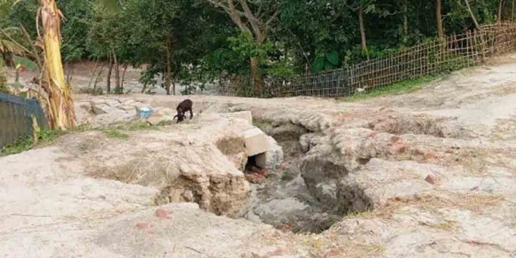 ৪৪৮ কোটি টাকার ব্রহ্মপুত্রের ডান তীর রক্ষা বাঁধ কেটে রাস্তা