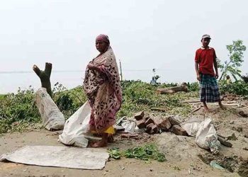“এখন নিঃস্ব হইয়া গেছি। কোনোমতে খায়া না খায়া দিন কাটাই”