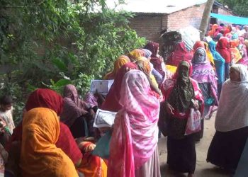 চাঁপাইনবাবগঞ্জে দুই মাস পর আবারো চাল বিতরণ শুরু, স্বত্বিতে ১৭ হাজার পরিবার