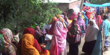 চাঁপাইনবাবগঞ্জে দুই মাস পর আবারো চাল বিতরণ শুরু, স্বত্বিতে ১৭ হাজার পরিবার