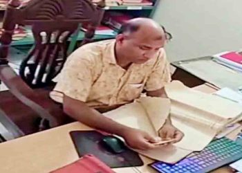 প্রকাশ্যেই ঘুষ নিচ্ছেন ভূমি সহকারী কর্মকর্তা, ভিডিও ভাইরাল