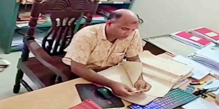 প্রকাশ্যেই ঘুষ নিচ্ছেন ভূমি সহকারী কর্মকর্তা, ভিডিও ভাইরাল
