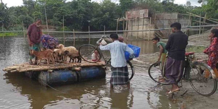 পাঁচ বছরেও শেষ হয়নি ৪২ মিটার সেতুর নির্মাণকাজ: ড্রামের ভেলায় জীবনের ঝুঁকি নিয়ে পারাপার করছে ২০ হাজার মানুষ
