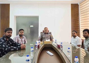 আরএমপি পুলিশ কমিশনার ফয়েজুল কবির সাথে সাংবাদিক নেতা মাখনের সৌজন্য সাক্ষাৎ