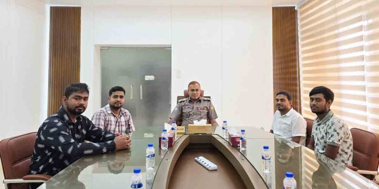 আরএমপি পুলিশ কমিশনার ফয়েজুল কবির সাথে সাংবাদিক নেতা মাখনের সৌজন্য সাক্ষাৎ