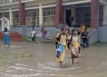 কালভার্টের মুখে বাড়ি করায় জলাবদ্ধতায় সুতিপুরী সরকারি প্রাথমিক বিদ্যালয়ের শিক্ষার্থীরা