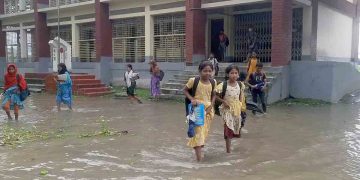কালভার্টের মুখে বাড়ি করায় জলাবদ্ধতায় সুতিপুরী সরকারি প্রাথমিক বিদ্যালয়ের শিক্ষার্থীরা