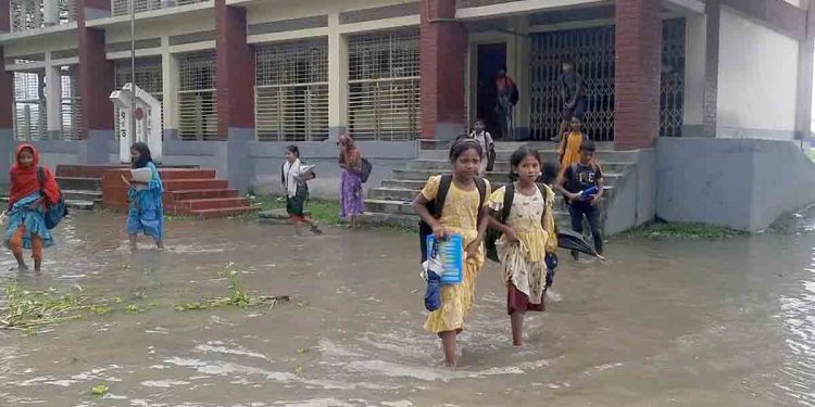 কালভার্টের মুখে বাড়ি করায় জলাবদ্ধতায় সুতিপুরী সরকারি প্রাথমিক বিদ্যালয়ের শিক্ষার্থীরা