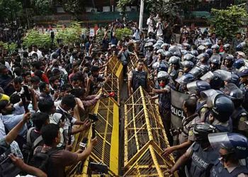 শিক্ষামন্ত্রীর পদত্যাগ দাবিতে সচিবালয়ের সামনে শিক্ষার্থীদের অবস্থান