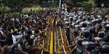 শিক্ষামন্ত্রীর পদত্যাগ দাবিতে সচিবালয়ের সামনে শিক্ষার্থীদের অবস্থান