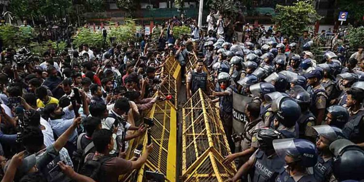 শিক্ষামন্ত্রীর পদত্যাগ দাবিতে সচিবালয়ের সামনে শিক্ষার্থীদের অবস্থান