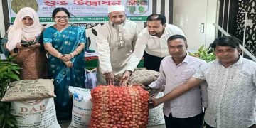 নাচোলে  ক্ষুদ্র ও প্রান্তিক কৃষকদের মাঝে বিনামূল্যে কৃষি উপকরণ বিতরণের উদ্বোধন অনুষ্ঠিত 