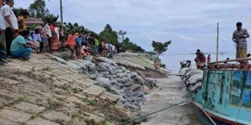 “বাঁধটি ভেঙে গেলে আমরা সর্বস্ব হারিয়ে আবারও ভাঙন ও বন্যার কবলে পড়বো”