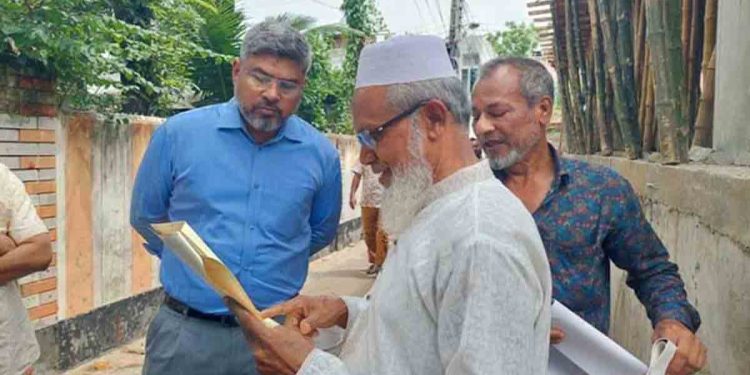 রাস্তা দখল করে ভবন নির্মাণের অভিযোগ পরিদর্শনে আরডিএ চেয়ারম্যান