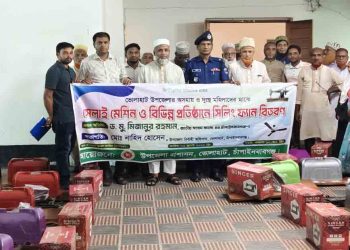 ভোলাহাটে অসহায় নারীদের মাঝে সেলাই মেশিন ও বিভিন্ন প্রতিষ্ঠানে ফ্যান বিতরণ