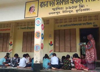 কুড়িগ্রামে ঝুঁকিপূর্ণ স্কুল ভবনে ৪ বছর ধরে বারান্দাতেই চলছে পাঠদান