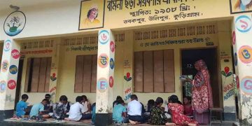 কুড়িগ্রামে ঝুঁকিপূর্ণ স্কুল ভবনে ৪ বছর ধরে বারান্দাতেই চলছে পাঠদান