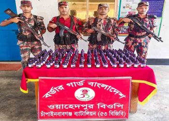 চাঁপাইনবাবগঞ্জ সীমান্তে ৫৩ বিজিবি’র অভিযানে বিপুল পরিমান ভারতীয়  এস্কাফ সিরাপ জব্দ