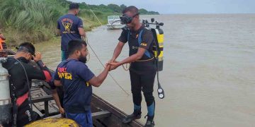 রাজশাহীতে পদ্মায় নৌকাডুবি: বাবা-ছেলে নিখোঁজ
