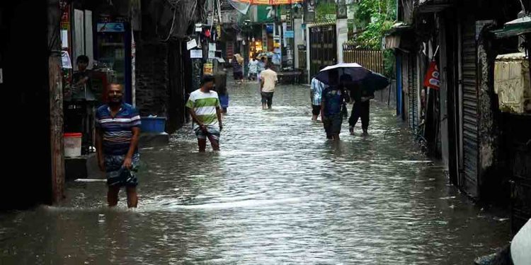 ভোর থেকেই ঢাকায় বৃষ্টি, ভোগান্তিতে নগরবাসী