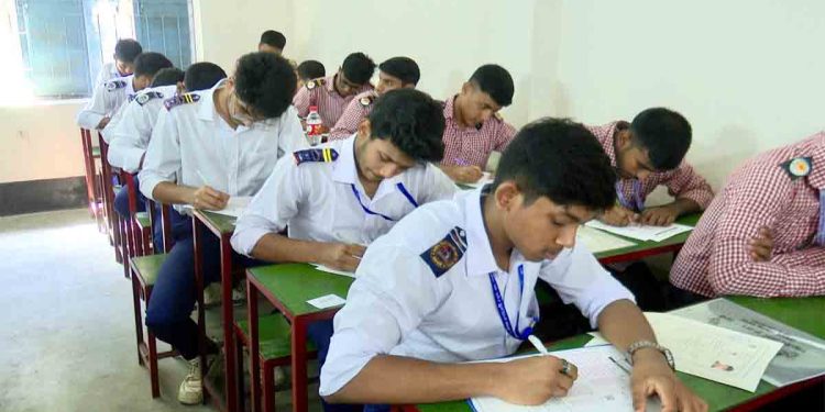 রাজশাহীতে উৎসবমুখর পরিবেশে এইচএসসি পরীক্ষা-২০২৬ শুরু