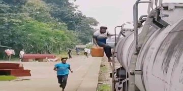হরিয়ান স্টেশনে চলন্ত ট্রেনে তেল চুরি, ভিডিও ভাইরাল