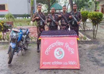 চাঁপাইনবাবগঞ্জে ৫৯ বিজিবি’র অভিযানে বিপুল পরিমাণ মালিকবিহীন Eskuf সিরাপ ও মোটরসাইকেল আটক