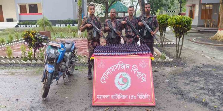 চাঁপাইনবাবগঞ্জে ৫৯ বিজিবি’র অভিযানে বিপুল পরিমাণ মালিকবিহীন Eskuf সিরাপ ও মোটরসাইকেল আটক