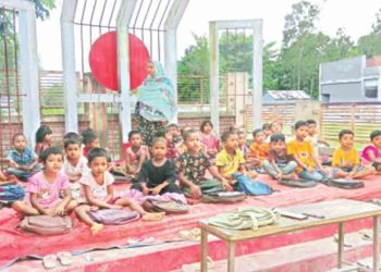 ১০ মাস ধরে কোমলমতি শিক্ষার্থীদের পাঠদান চলছে শহীদ মিনারে