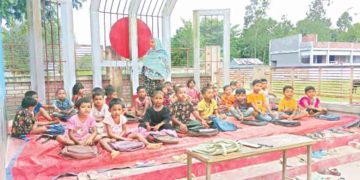 ১০ মাস ধরে কোমলমতি শিক্ষার্থীদের পাঠদান চলছে শহীদ মিনারে