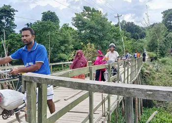 ৭ বছর আগে বন্যায় ভেঙেছে সেতু, কাঠের সাঁকোই ভরসা