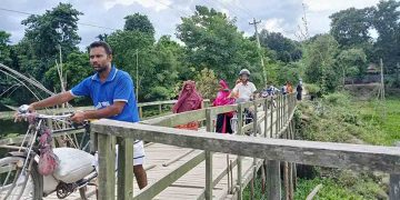 ৭ বছর আগে বন্যায় ভেঙেছে সেতু, কাঠের সাঁকোই ভরসা