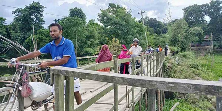 ৭ বছর আগে বন্যায় ভেঙেছে সেতু, কাঠের সাঁকোই ভরসা