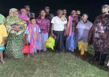 চাঁপাইনবাবগঞ্জে পদ্মায় নৌকাডুবি: বিএসএফের উদ্ধার করা ১০ যাত্রীকে দেশে ফেরালো বিজিবি