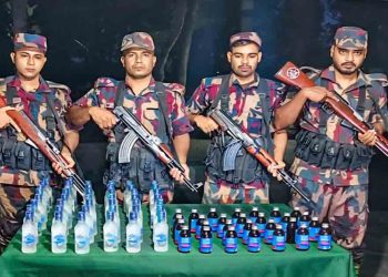 চাঁপাইনবাবগঞ্জে সীমান্তে ৫৩ বিজিবি’র অভিযানে ভারতীয় মদ ও ফেন্সিডিল জব্দ