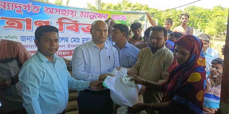 চাঁপাইনবাবগঞ্জে বন্যার্ত পরিবারের মাঝে ত্রাণ বিতরণ